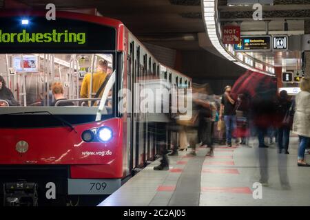 Nuremberg, Allemagne. 16 juin 2020. Un métro est situé à l'arrêt Hauptbahnhof sur la voie. Nuremberg veut introduire un billet annuel de 365 euros dans les transports publics pour tous le 1er janvier 2023. Crédit : Daniel Karmann/dpa/Alay Live News Banque D'Images
