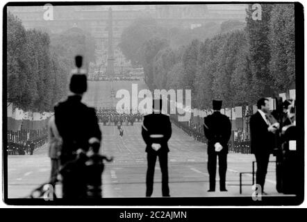 Le Président de la France François Mitterrand et le Maire de Paris Jacques Chirac lors des célébrations du 14 juillet 1988 lors des élections présidentielles et de l'Assemblée nationale en 1988. La Bastille est le nom commun donné dans les pays anglophones à la Journée nationale de France, célébrée le 14 juillet de chaque année. En français, il est officiellement appelé Fête nationale 'Fête nationale' et communément et légalement le 14 juillet; 'le 14 juillet'). La Journée nationale française est l'anniversaire du contournements de la Bastille le 14 juillet 1789, point tournant de la Révolution française, ainsi que de la Fête Banque D'Images