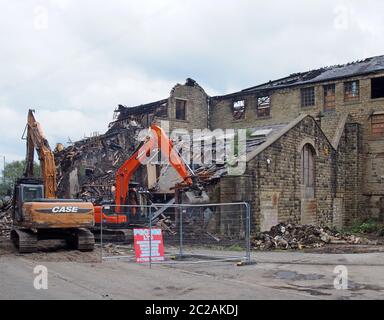 machines de construction à la démolition de l'usine de fabrication de clés à bois à hebden bridge après l'incendie du 1er août 2019 Banque D'Images