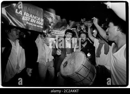 Les partisans de François Mitterrand célèbrent sa première victoire au tour de la République, place de la République, Paris 1988 Banque D'Images