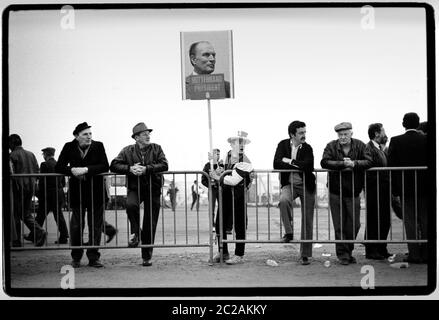 Les partisans de François Mitterrand attendent à Rennes Bretagne France lors des élections présidentielles de 1988 Banque D'Images