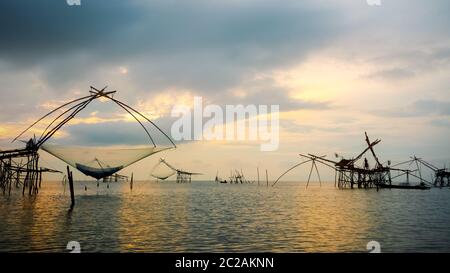 Les pêcheurs pêchent sur le canal de Pakpra pendant le lever du soleil en Thaïlande Banque D'Images