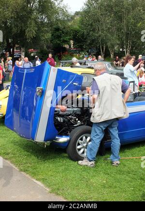 hommes regardant le moteur d'une voiture classique dans le parc public au pont hebden week-end annuel vintage Banque D'Images