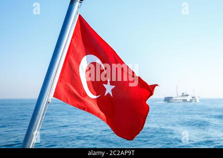 La scène du drapeau de Turquie. Le drapeau turc fluctue dans le ferry sur la mer Banque D'Images