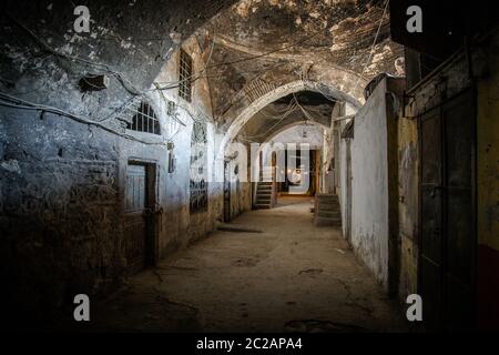 Tunnel abandonné en brique sombre, sortie abstraite vers le fond clair du concept Banque D'Images