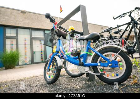 Aurich, Allemagne. 17 juin 2020. Les vélos pour enfants sont garés sur un parking devant le centre de garderie Penguin à Aurich. Le 16.06.2020, le centre de garderie a pris la première place dans le Prix Kita allemand 2020, qui est doté de 25,000 euros. (À dpa 'le prix de 'Kita de l'année' va en Basse-Saxe'). Credit: Mohssen Assanimoghaddam/dpa/Alay Live News Banque D'Images