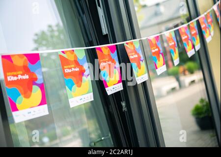 Aurich, Allemagne. 17 juin 2020. Les tags avec les mots 'Prix Kita allemand' peuvent être vus devant les fenêtres du centre de garde de pingouins à Aurich. Le 16.06.2020, le centre de garderie a pris la première place au Prix allemand de garderie 2020, doté de 25,000 euros. (À dpa 'le prix de 'Kita de l'année' va en Basse-Saxe'). Credit: Mohssen Assanimoghaddam/dpa/Alay Live News Banque D'Images