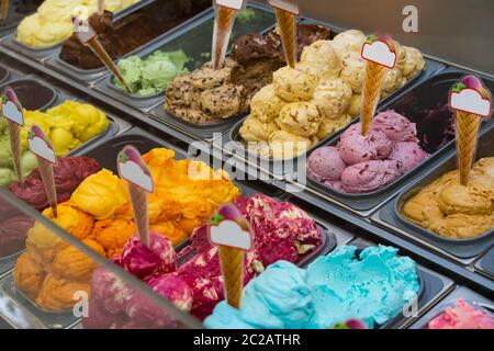 crème glacée bleu jaune vert pistache en boules dans des plateaux Banque D'Images