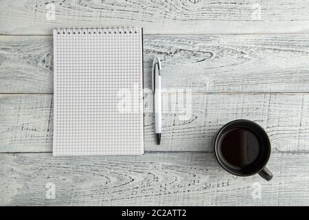 Ordinateur portable papier stylo,et une tasse de thé ou café sur fond de bois blanc shabby vintage. La vue du sommet. télévision lay Banque D'Images