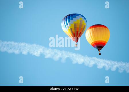 Ballons d'air chaud multicolores sur ciel bleu Banque D'Images