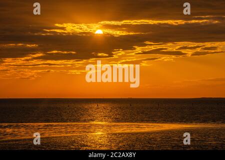 Soleil du soir, mer des Wadden, vue de l'île de Neuwerk, patrimoine mondial de l'UNESCO, Etat fédéral de Hambourg, Allemagne du Nord, Europe Banque D'Images