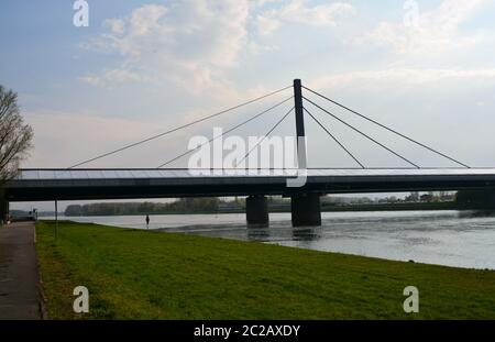 La route fonctionne sur le pont au-dessus du rhin Banque D'Images