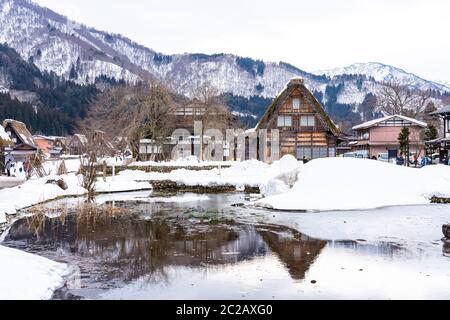 Saison d'hiver au village Shirakawa-Go, Gifu, Japon Banque D'Images