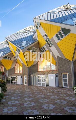 Cube House est un ensemble de maisons innovantes construites à Rotterdam, pays-Bas Banque D'Images