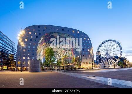 Vue nocturne de Rotterdam avec Markthal aux pays-Bas. Banque D'Images