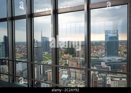 Vue sur la ville depuis le gratte-ciel historique Pirelli, à Milan. Banque D'Images