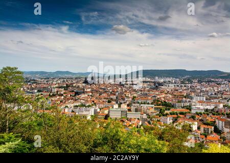 Paysage urbain de Clermont Ferrand vu du parc de Montjuzet, département du Puy de Dome, Auvergne Rhône Alpes, France Banque D'Images