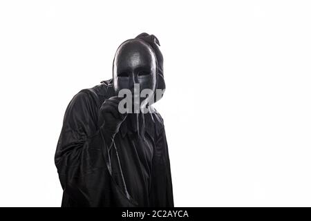 La figure effrayante dans hooded cloak avec masque dans la main isolé sur fond blanc Banque D'Images