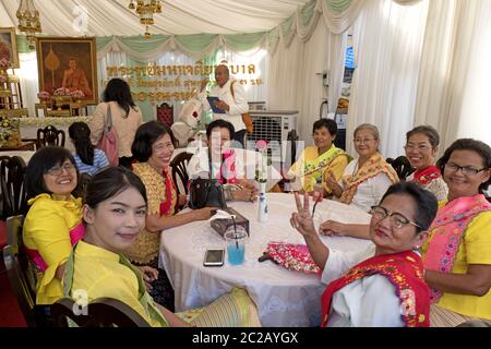 Femmes thaïes portant des vêtements traditionnels pour célébrer l'anniversaire du roi, à Bangkok. Banque D'Images