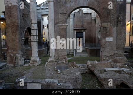 Ruines de l'Empire romain sur le ghetto juif historique, à Rome. Banque D'Images