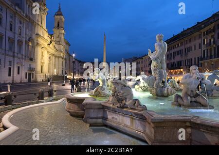 Vue de nuit sur la Piazza Navona, avec la fontaine Moros et l'obélisque égyptien, à Rome, en Italie. Banque D'Images
