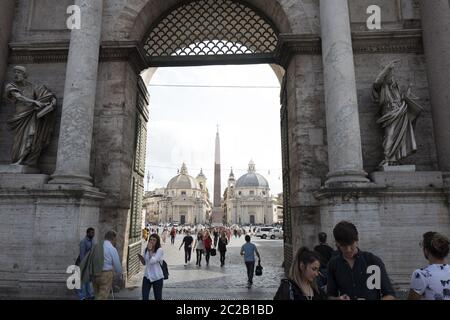 Porte d'entrée de la Piazza del Popolo, à Rome, Italie Banque D'Images