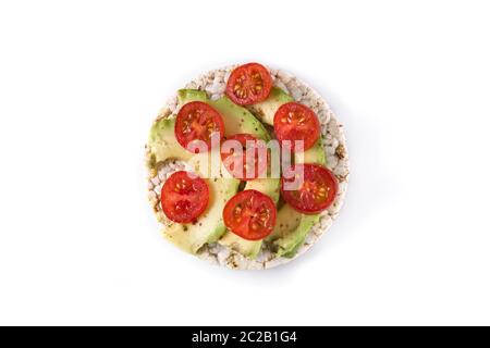 Gâteau de riz soufflé avec tomates et avocat isolé sur fond blanc Banque D'Images