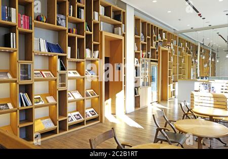 bibliothèque en bois et cafétéria de la galerie d'art : la Gallerie d'Italia, à Milan., Italie. Banque D'Images