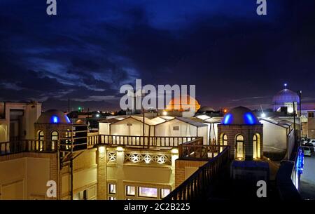 Vue nocturne sur la ville avec la Mosquée Jameh illuminée, à Yazd, Iran. Banque D'Images