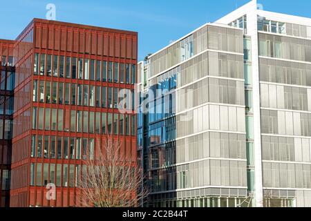 Rouge et blanc moderne édifices vu à la Hafencity à Hambourg Banque D'Images