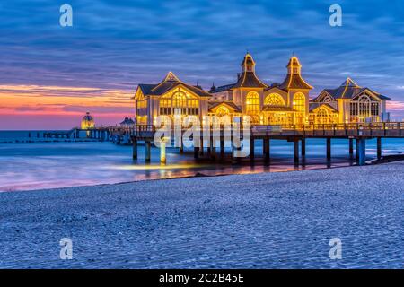 La belle mer jetée de Binz sur l'île de Rügen en Allemagne avant le lever du soleil Banque D'Images