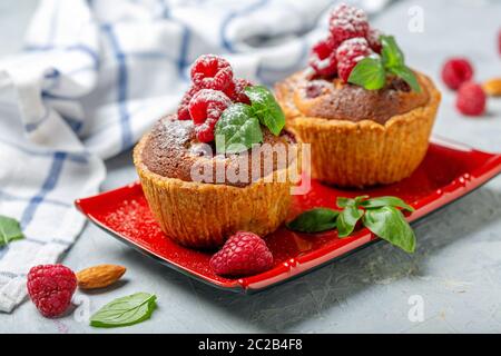 Mini tartes aux fruits à la framboise et à la crème d'amande. Banque D'Images