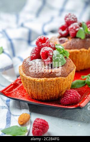 Mini tartes à la framboise, à la frangipani et à la menthe. Banque D'Images