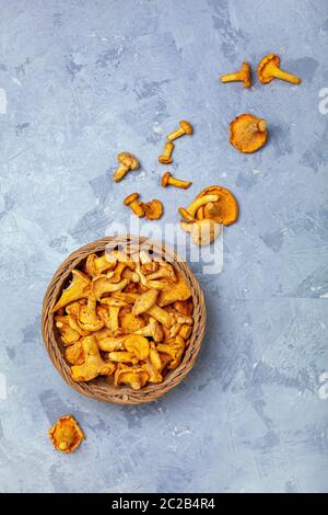 Chanterelles champignons forestiers bruts dans un panier. Banque D'Images