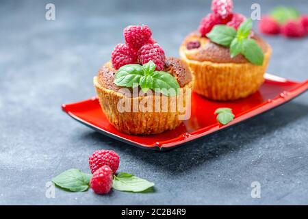 Tartelettes aux framboises avec crème d'amande et menthe. Banque D'Images