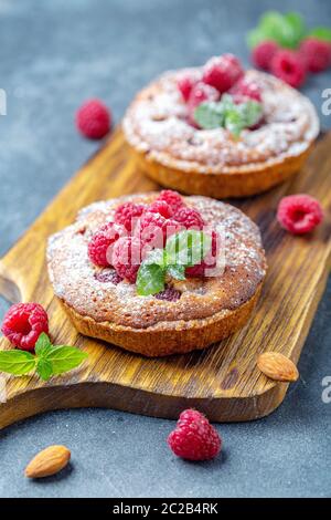 Délicieux mini-tartes (tartelettes) aux framboises. Banque D'Images