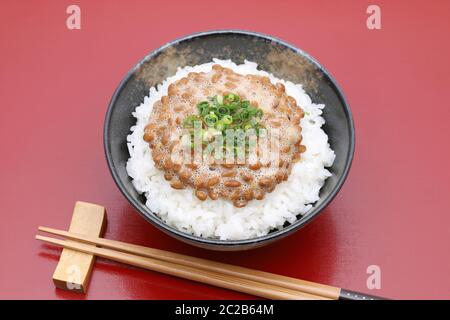 Les aliments japonais, riz blanc cuit avec le natto Banque D'Images