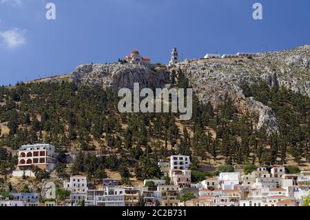 Eglise Aghios Savvas en hauteur sur la colline surplombant la ville de Pothia, Kalymnos Kalimnos, ou des îles du Dodécanèse, Grèce. Banque D'Images