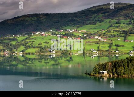 Vue du matin sur le lac Hafslovatnet dans la municipalité de Lustre, dans la région norvégienne du Sognefjord Banque D'Images