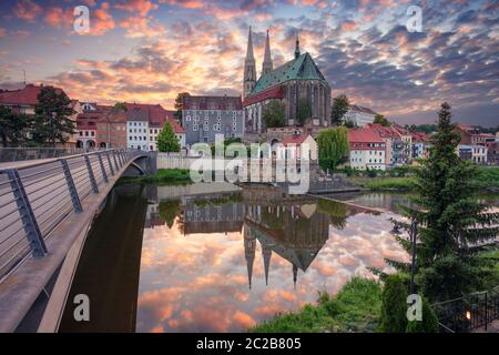 Gorlitz, Allemagne. Image de paysage urbain du centre-ville historique de Gorlitz, Allemagne, au coucher du soleil spectaculaire. Banque D'Images