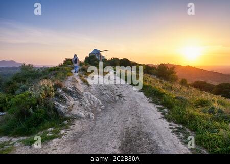 Sentier de randonnée tranquille le long de la chaîne de montagnes Serra do Louro, parc naturel d'Arrabida. Palmela, Portugal (MR) Banque D'Images