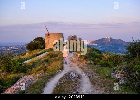 Sentier de randonnée tranquille le long de la chaîne de montagnes Serra do Louro, parc naturel d'Arrabida. Palmela, Portugal Banque D'Images