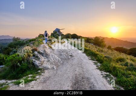 Sentier de randonnée tranquille le long de la chaîne de montagnes Serra do Louro, parc naturel d'Arrabida. Palmela, Portugal Banque D'Images