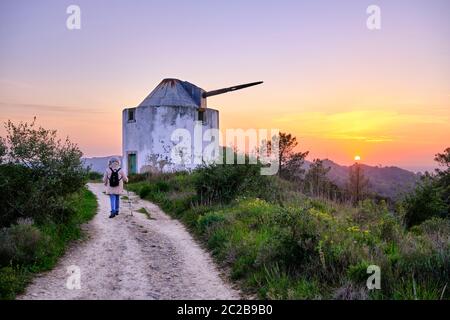 Sentier de randonnée tranquille le long de la chaîne de montagnes Serra do Louro, parc naturel d'Arrabida. Palmela, Portugal Banque D'Images