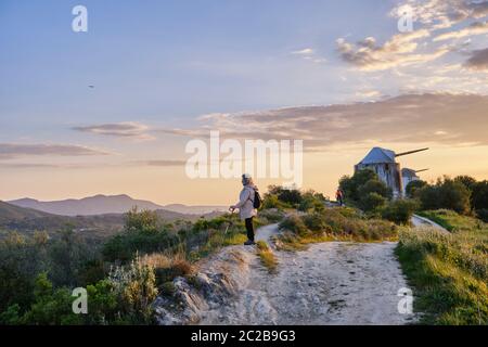 Sentier de randonnée tranquille le long de la chaîne de montagnes Serra do Louro, parc naturel d'Arrabida. Palmela, Portugal Banque D'Images