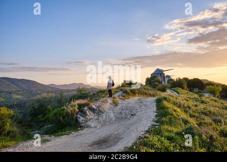 Sentier de randonnée tranquille le long de la chaîne de montagnes Serra do Louro, parc naturel d'Arrabida. Palmela, Portugal Banque D'Images