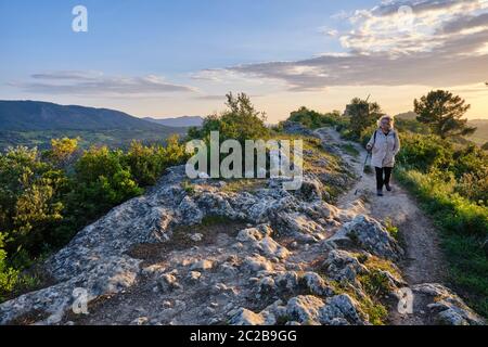 Sentier de randonnée tranquille le long de la chaîne de montagnes Serra do Louro, parc naturel d'Arrabida. Palmela, Portugal Banque D'Images