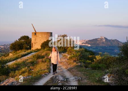 Sentier de randonnée tranquille le long de la chaîne de montagnes Serra do Louro, parc naturel d'Arrabida. Palmela, Portugal Banque D'Images