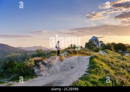 Sentier de randonnée tranquille le long de la chaîne de montagnes Serra do Louro, parc naturel d'Arrabida. Palmela, Portugal Banque D'Images