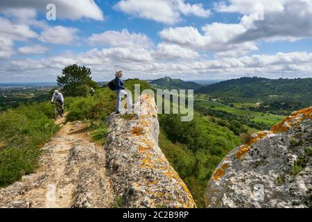 Sentier de randonnée tranquille le long de la chaîne de montagnes Serra do Louro, parc naturel d'Arrabida. Palmela, Portugal Banque D'Images